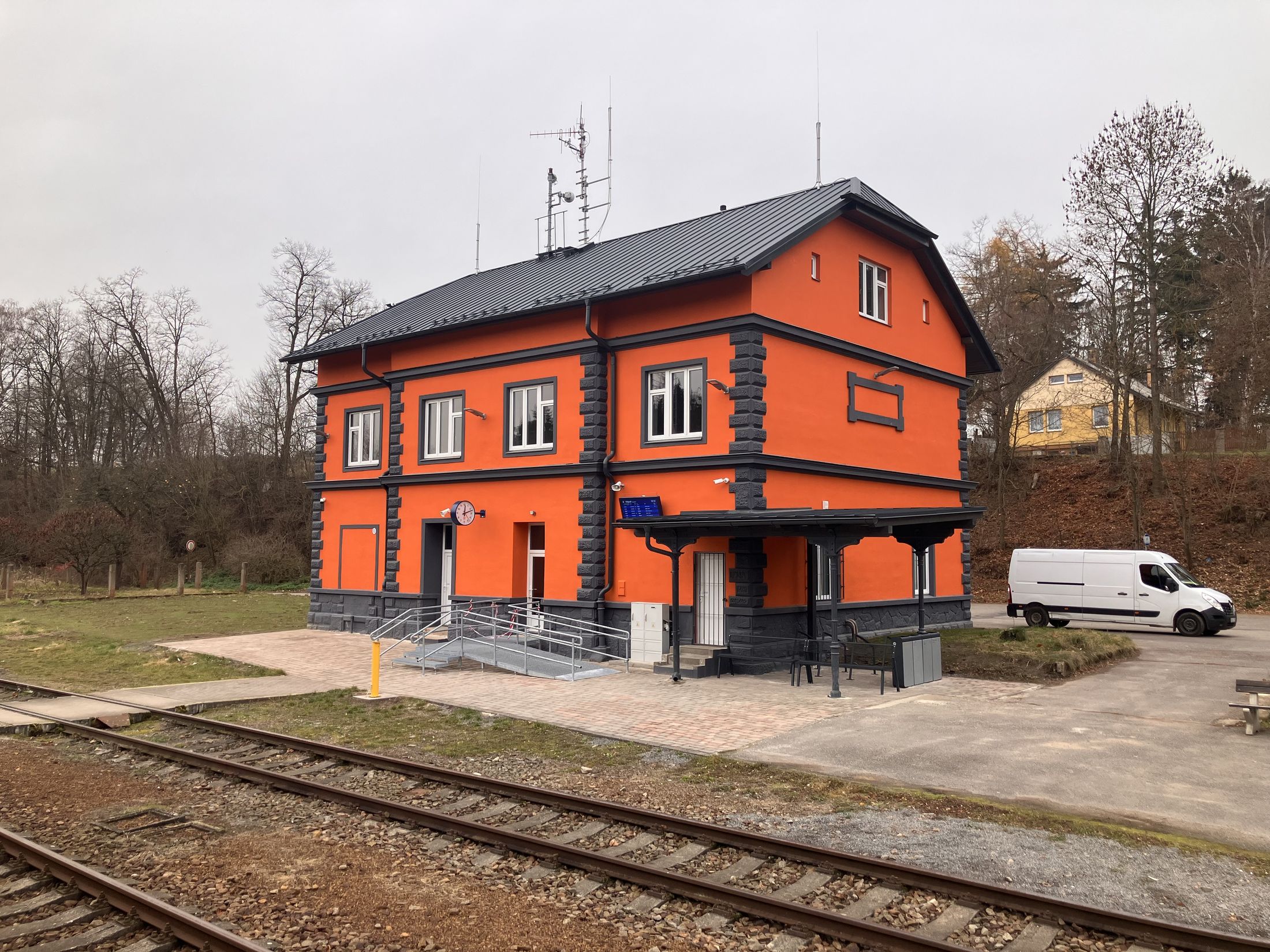 Opravená nádražní budova v Pacově. Foto: Matyasmoulis / Mapy.com