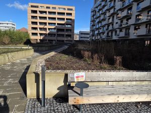 Lavička na veřejném prostranství jen pro rezidenty. Foto: Zdopravy.cz / Jan Nevyhoštěný