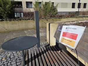 Lavička na veřejném prostranství jen pro rezidenty. Foto: Zdopravy.cz / Jan Nevyhoštěný