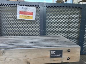 Lavička na veřejném prostranství jen pro rezidenty. Foto: Zdopravy.cz / Jan Nevyhoštěný