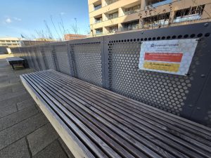 Lavička na veřejném prostranství jen pro rezidenty. Foto: Zdopravy.cz / Jan Nevyhoštěný