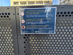 Lavička na veřejném prostranství jen pro rezidenty. Foto: Zdopravy.cz / Jan Nevyhoštěný