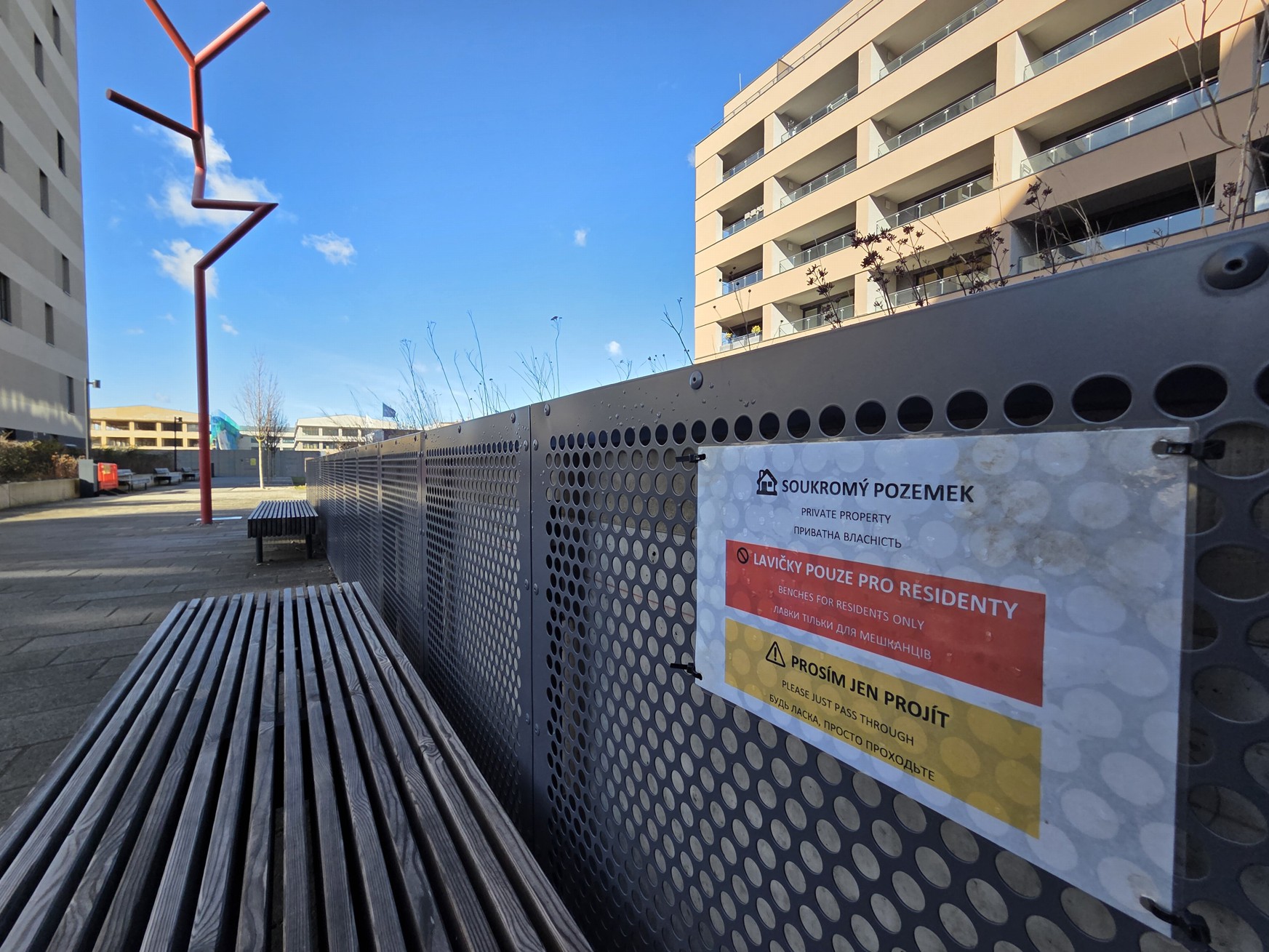 Lavička na veřejném prostranství jen pro rezidenty. Foto: Zdopravy.cz / Jan Nevyhoštěný