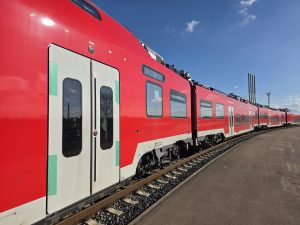 Jednotka Alstom Coradia Max na zkušebním okruhu VUZ ve Velimi. Foto: Zdopravy.cz / Jan Nevyhoštěný