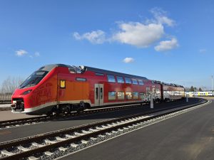 Jednotka Alstom Coradia Max na zkušebním okruhu VUZ ve Velimi. Foto: Zdopravy.cz / Jan Nevyhoštěný