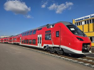 Jednotka Alstom Coradia Max na zkušebním okruhu VUZ ve Velimi. Foto: Zdopravy.cz / Jan Nevyhoštěný