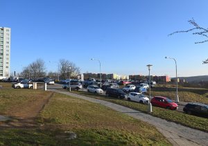 Plocha, kde vznikne nový parkovací dům v Novém Lískovci. Foto: Brno.cz