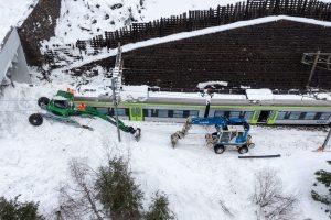 Vyprošťování vykolejeného vlaku u stanice Goppenstein. Foto: BLS