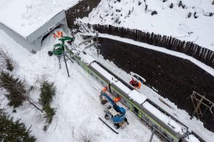 Vyprošťování vykolejeného vlaku u stanice Goppenstein. Foto: BLS