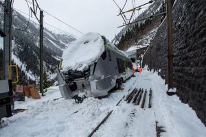 Vyprošťování vykolejeného vlaku u stanice Goppenstein. Foto: BLS