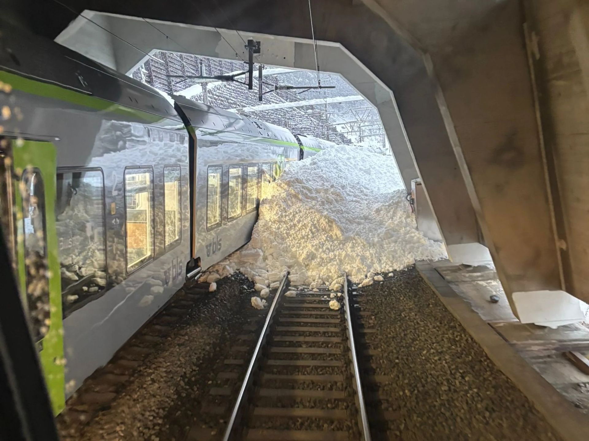 Vykolejení vlaku u stanice Goppenstein. Foto: Kantonal Polizei Wallis