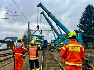 Nakolejování lokomotivy řady 113 po mimořádné událostí v Malšicích na Bechyňce. Foto: Pavel Švestka, s.r.o.