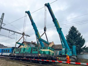 Nakolejování lokomotivy řady 113 po mimořádné událostí v Malšicích na Bechyňce. Foto: Pavel Švestka, s.r.o.