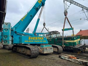 Nakolejování lokomotivy řady 113 po mimořádné událostí v Malšicích na Bechyňce. Foto: Pavel Švestka, s.r.o.