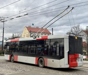 První trolejbus Bozankaya SNG 12T v barvách PID ve zkušebním provozu s cestujícími na lince 58. Foto: DPP