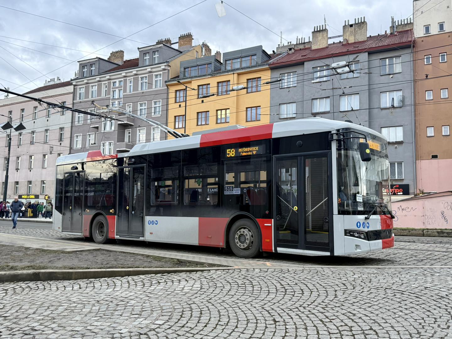 První trolejbus Bozankaya SNG 12T v barvách PID ve zkušebním provozu s cestujícími na lince 58. Foto: DPP
