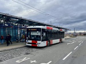 První trolejbus Bozankaya SNG 12T v barvách PID ve zkušebním provozu s cestujícími na lince 58. Foto: DPP