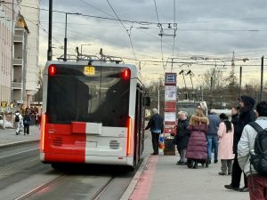 První trolejbus Bozankaya SNG 12T v barvách PID ve zkušebním provozu s cestujícími na lince 58. Foto: DPP