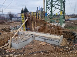 Opěrná zeď vedení VVN u budovaného napojení Metropole Zličín na Rozvadovsku spojku. Foto: Pragoprojekt