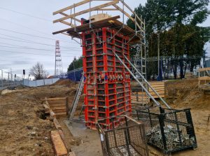 Pilíř mostu u budovaného napojení Metropole Zličín na Rozvadovsku spojku. Foto: Pragoprojekt