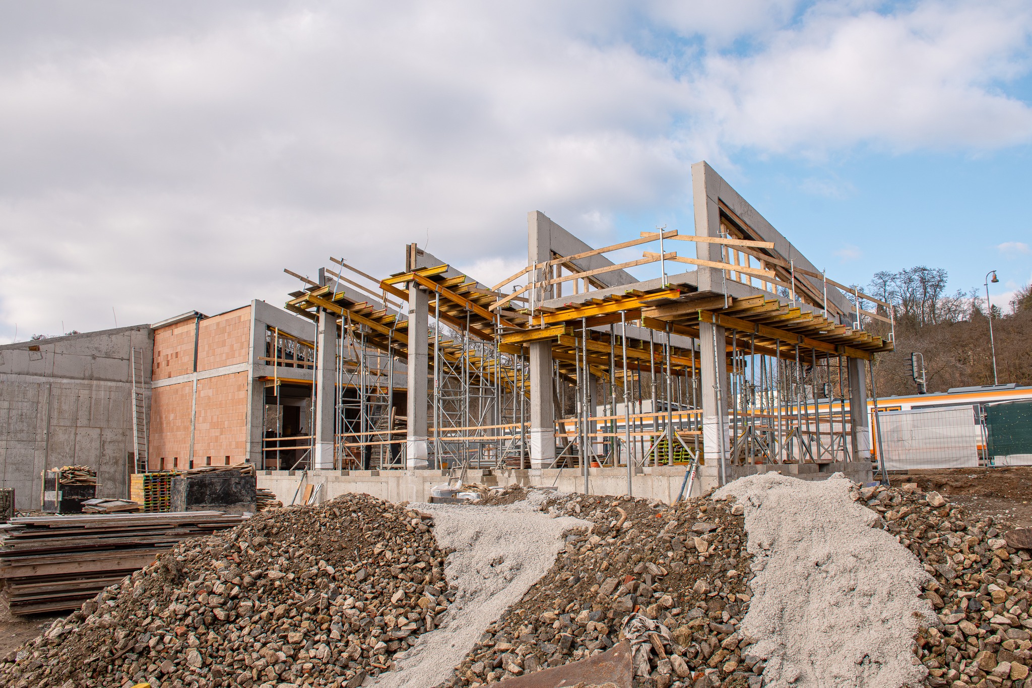 Rozestavěná nová budova hlavního nádraží v Mladé Boleslavi v únoru 2026. Foto: PID