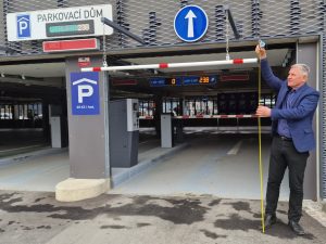 Aktuální výškový limit pro vjezd do parkovacího domu je 1,8 metru. Zdroj: Město Vsetín