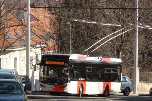 Trolejbus Škoda 36 Tr T’CITY s karoserií od turecké Temsy na obnovené trolejbusové trati Na Knížecí – U Waltrovky. Foto: Pragoprojekt