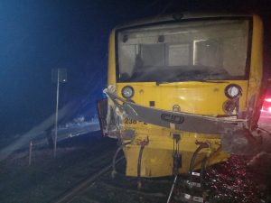 Střet osobního vlaku s nákladním vozidlem na přejezdu u obce Železnice. Foto HZS Královehradeckého kraje