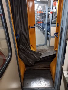 Střet osobního vlaku s nákladním vozidlem na přejezdu u obce Železnice. Foto HZS Královehradeckého kraje