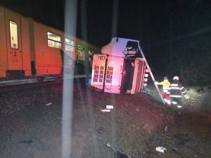 Střet osobního vlaku s nákladním vozidlem na přejezdu u obce Železnice. Foto HZS Královehradeckého kraje