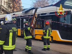 Vykolejená tramvaj v Miláně. Foto: Vigili del Fuoco