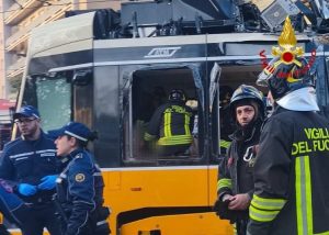 Vykolejená tramvaj v Miláně. Foto: Vigili del Fuoco