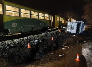 Střet osobního vlaku s nákladním vozidlem na přejezdu u obce Železnice. Foto: Hasiči SŽ