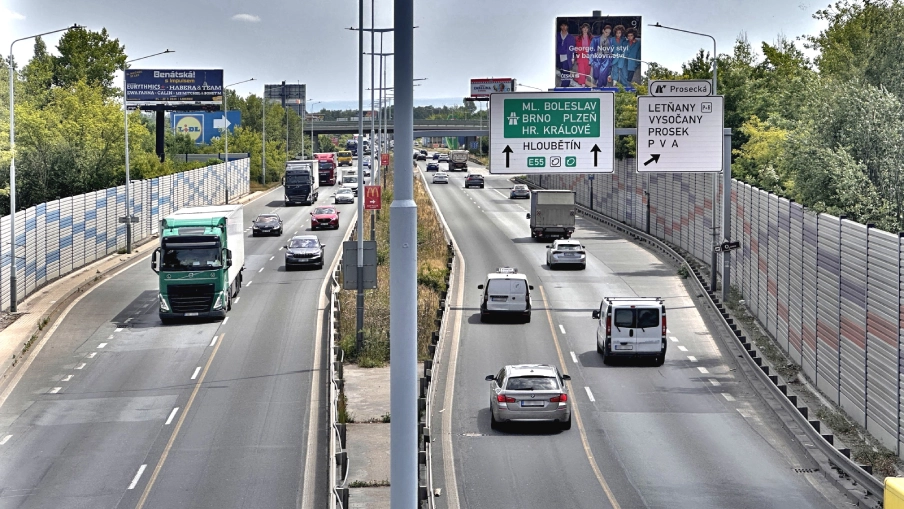 Vytížená Kbelská ulice suplující pražské okruhy. Zdroj: TSK
