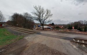 Železniční přejezd u obce Železnice na Jičínsku. Zdroj: Mapy společnosti Seznam