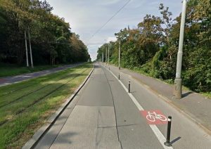 AI vizualizace flexisloupků u cyklopruhu v ulici Na Petřinách. Zdroj: Městem na kole