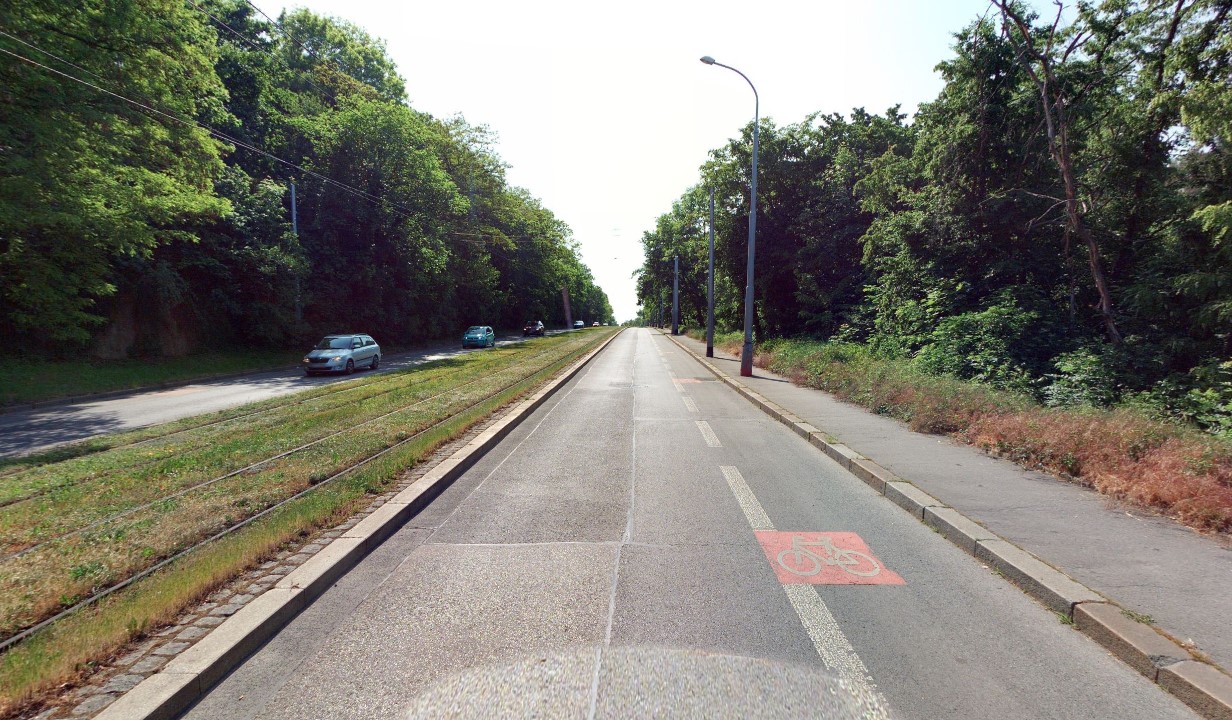 Cyklopruh v ulici Na Petřinách před vojenskou nemocnicí. Zdroj: Mapy Panorama