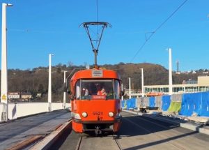 Měřicí vůz dopravního podniku, tzv. „pomeranč“ na Dvoreckém mostě. Foto: DPP