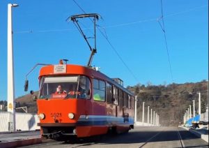 Měřicí vůz dopravního podniku, tzv. „pomeranč“ na Dvoreckém mostě. Foto: DPP