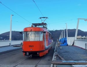 Měřicí vůz dopravního podniku, tzv. „pomeranč“ na Dvoreckém mostě. Foto: DPP