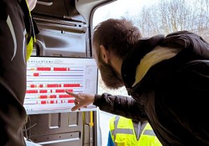 Kontrola tachografu dopravními inspektory. Foto: INSID