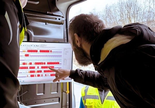 Kontrola tachografu dopravními inspektory. Foto: INSID