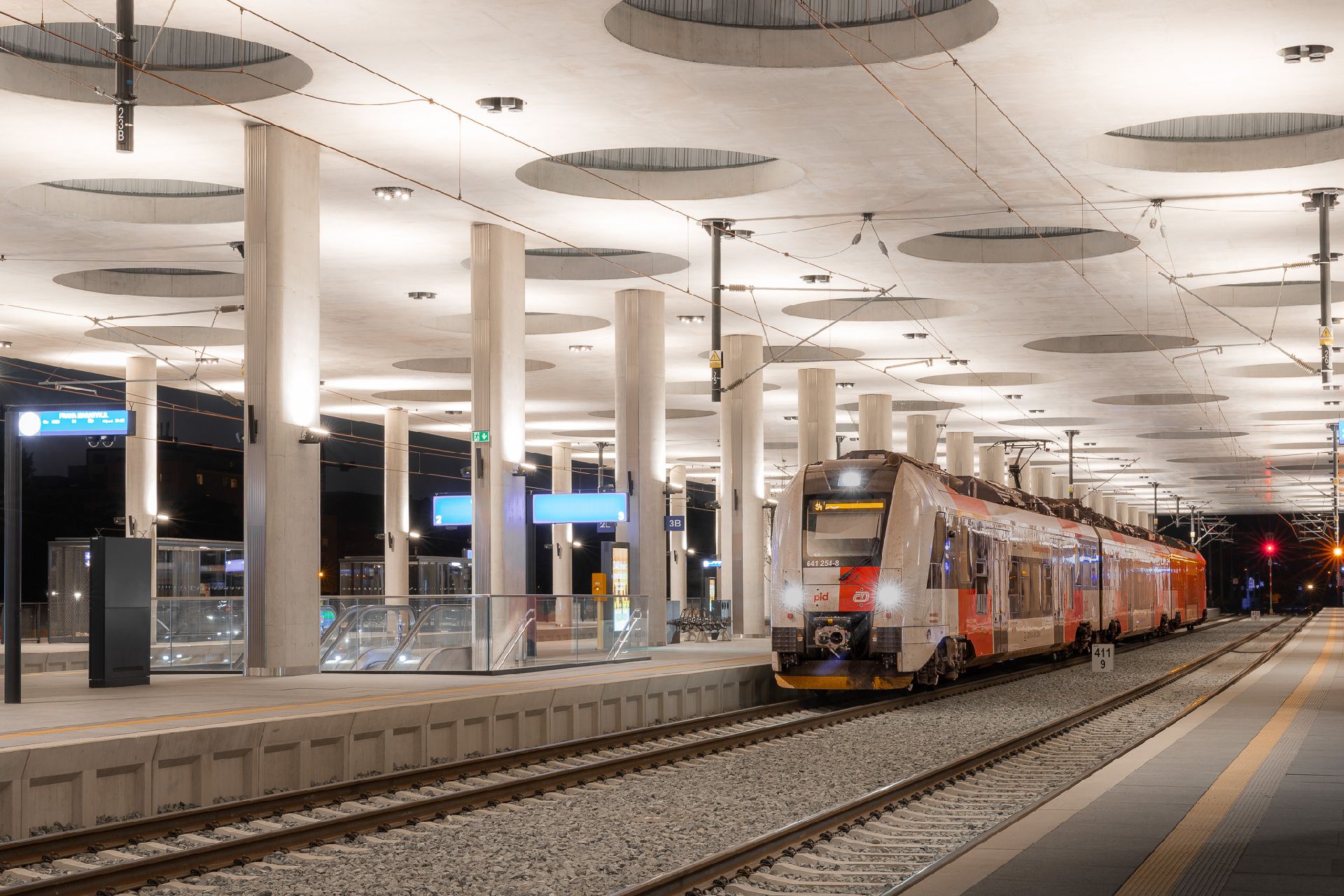 Regiopanter v barvách PID ve stanici Praha-Bubny. Foto: PID