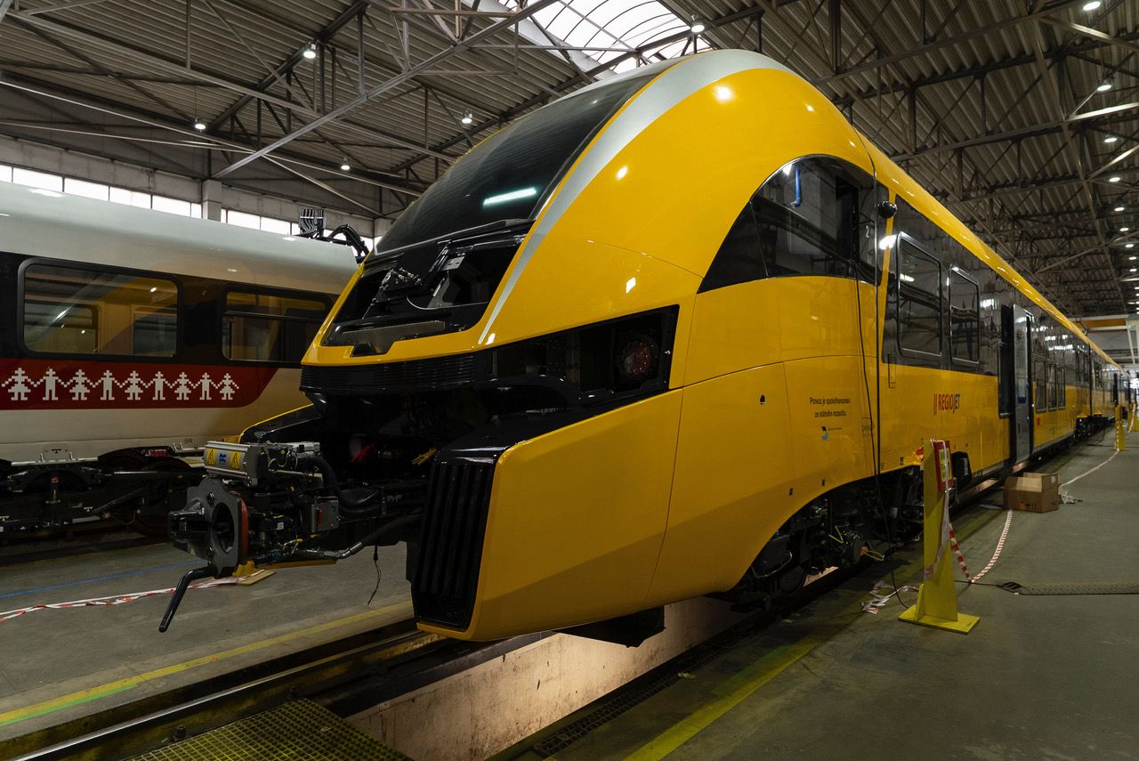 Nová jednotka od Pesa Bydgoszcz pro RegioJet na linku R9 Praha - Brno. Foto: RegioJet / PESA