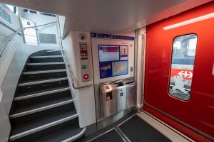 Koše ve dveřním prostoru vlaku SBB. Foto: SBB