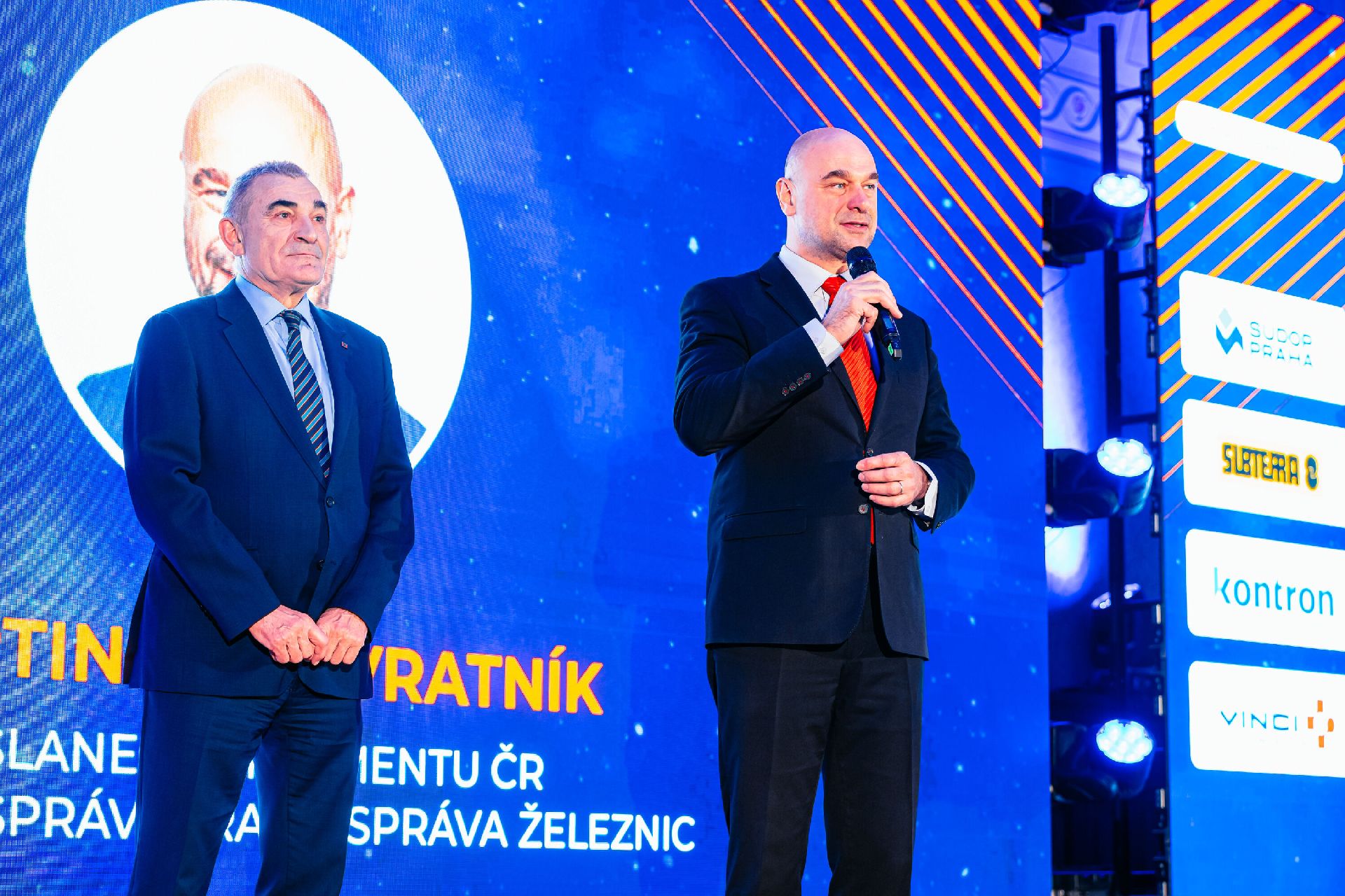 Mojmír Nejezchleb (vlevo) a Martin Kolovratník při předávání cen Železniční stavba roku. Foto: X/kolovratnikm