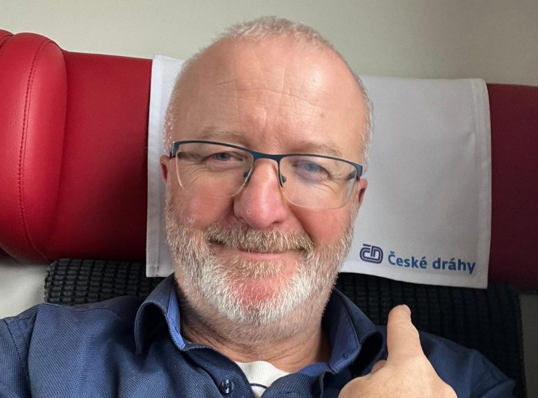 Radim Jančura při cestě z Liberce do Brna ve vlaku Českých drah v rychlíku Svitava. Foto: Radim Jančura