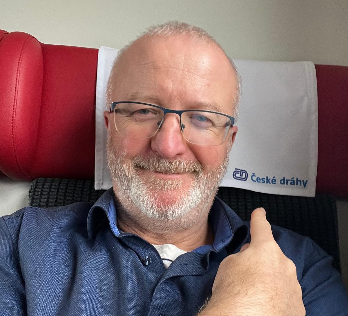 Radim Jančura při cestě z Liberce do Brna ve vlaku Českých drah v rychlíku Svitava. Foto: Radim Jančura