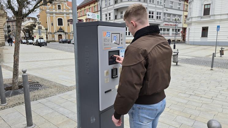 Placení za parkování v Přerově. Foto: prerov.eu