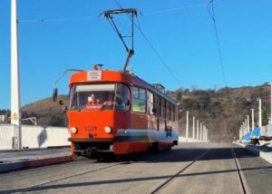 Měřicí vůz dopravního podniku, tzv. „pomeranč“ na Dvoreckém mostě. Foto: DPP